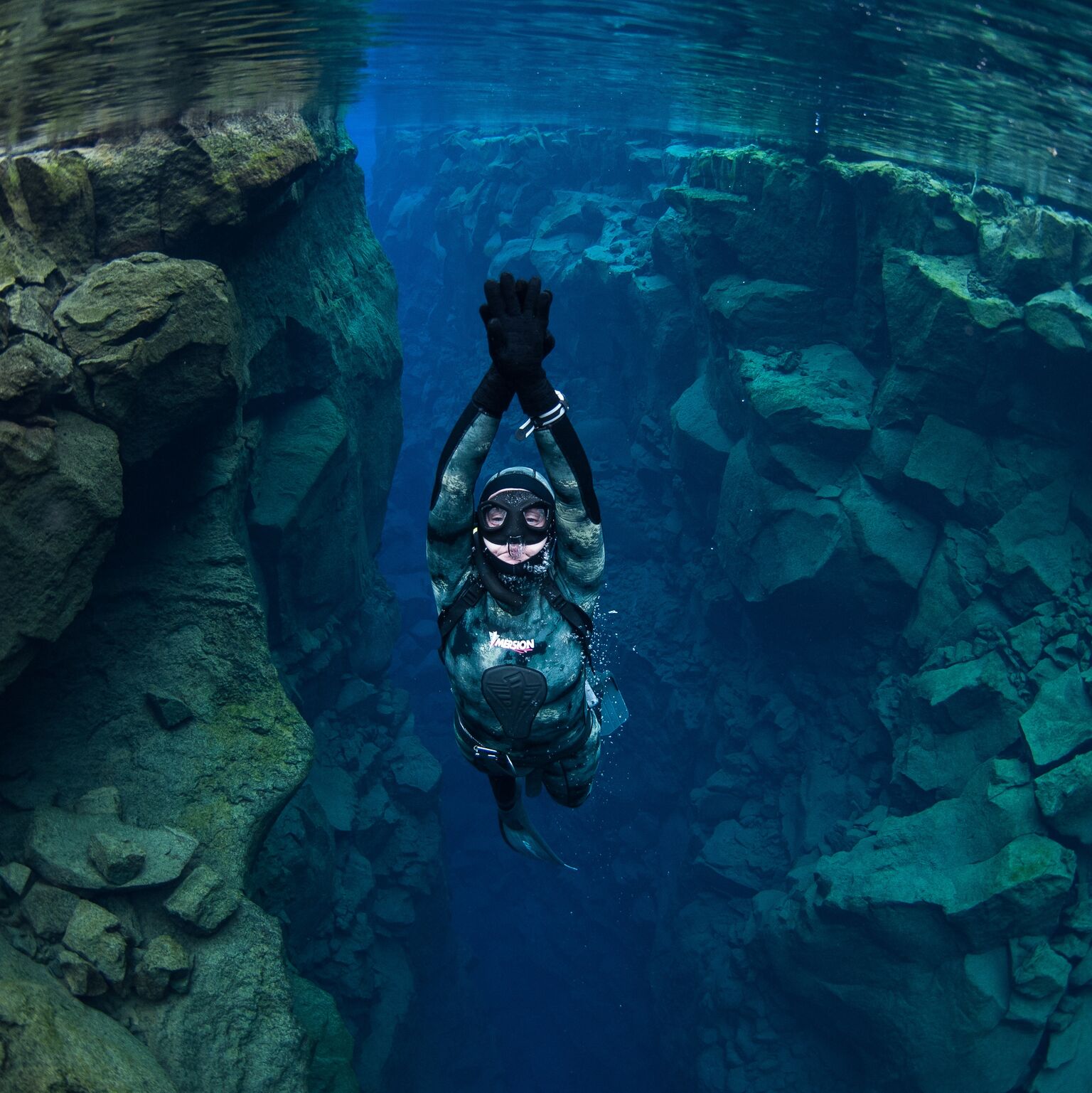freediver-swimming-silfra-iceland