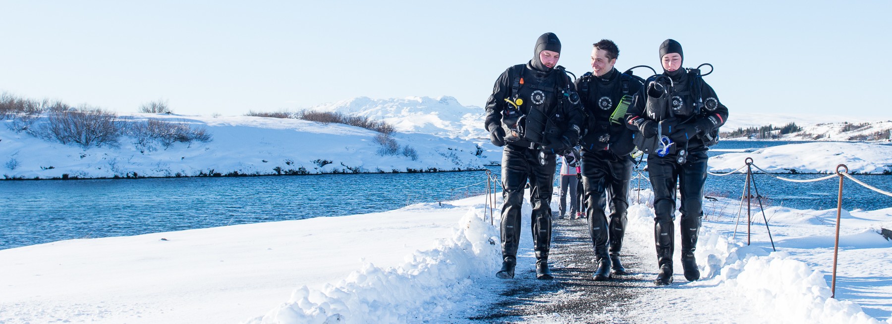 happy-divers-walking-from-exit-platform-after-dive-in-silfra-iceland-dive-is