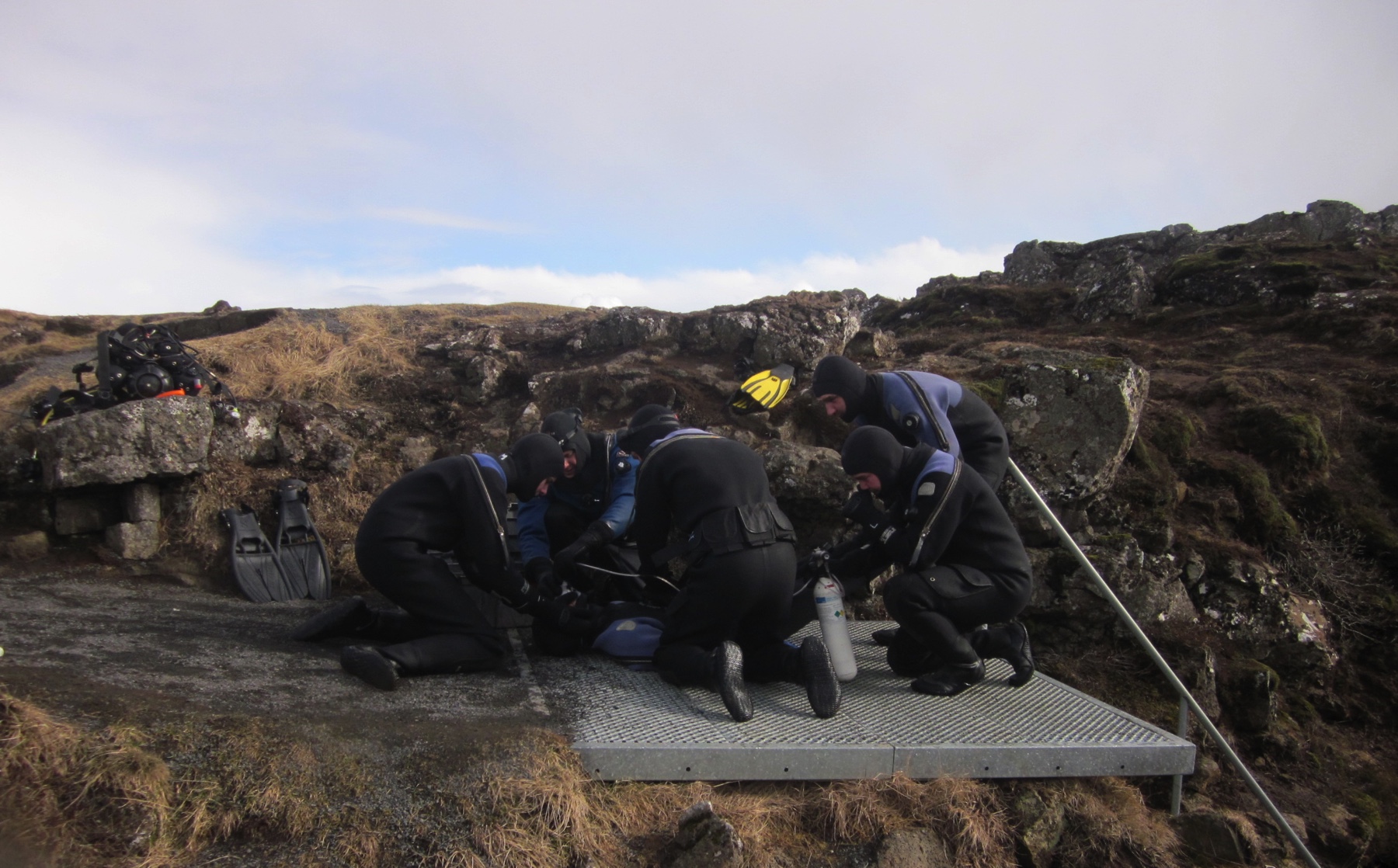 five-divers-cpr-at-silfra-stairs