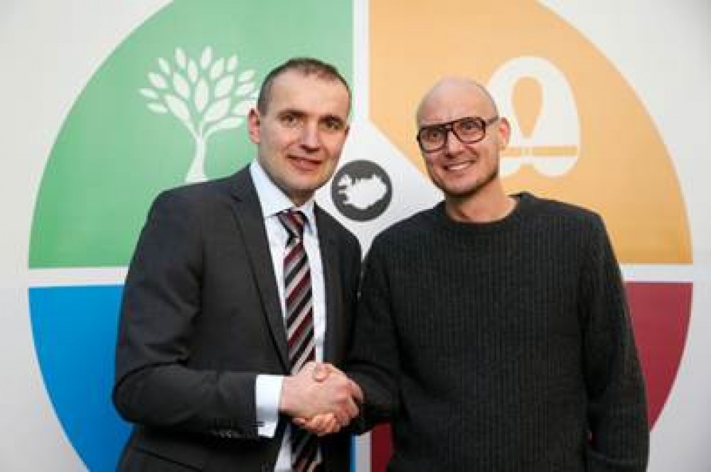 Owner of DIVE.IS Tobias Klose, shaking hands with the president of Iceland Guðni Th. Jóhannesson