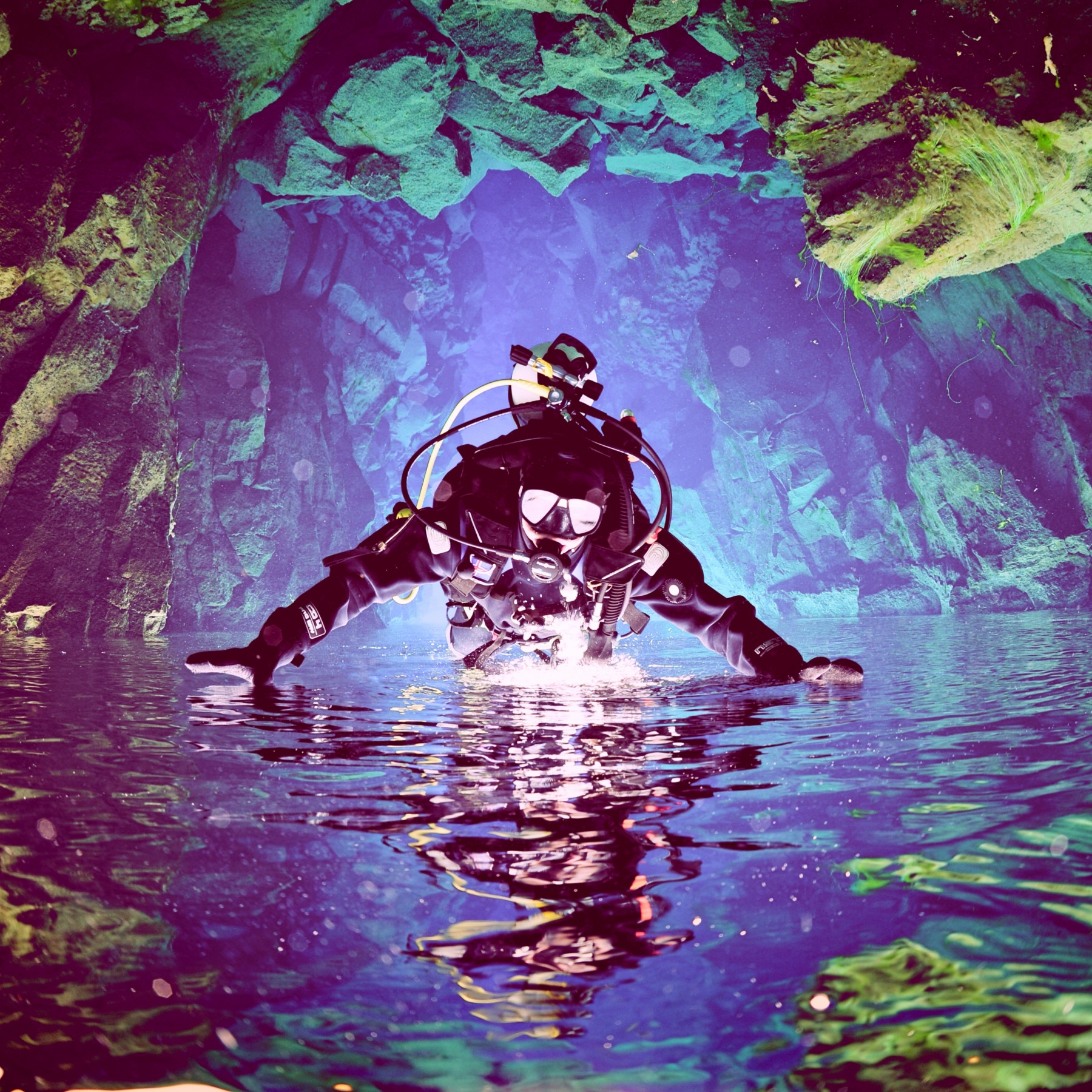 diver-upside-down-silfra-mirror-effect-iceland.jpg