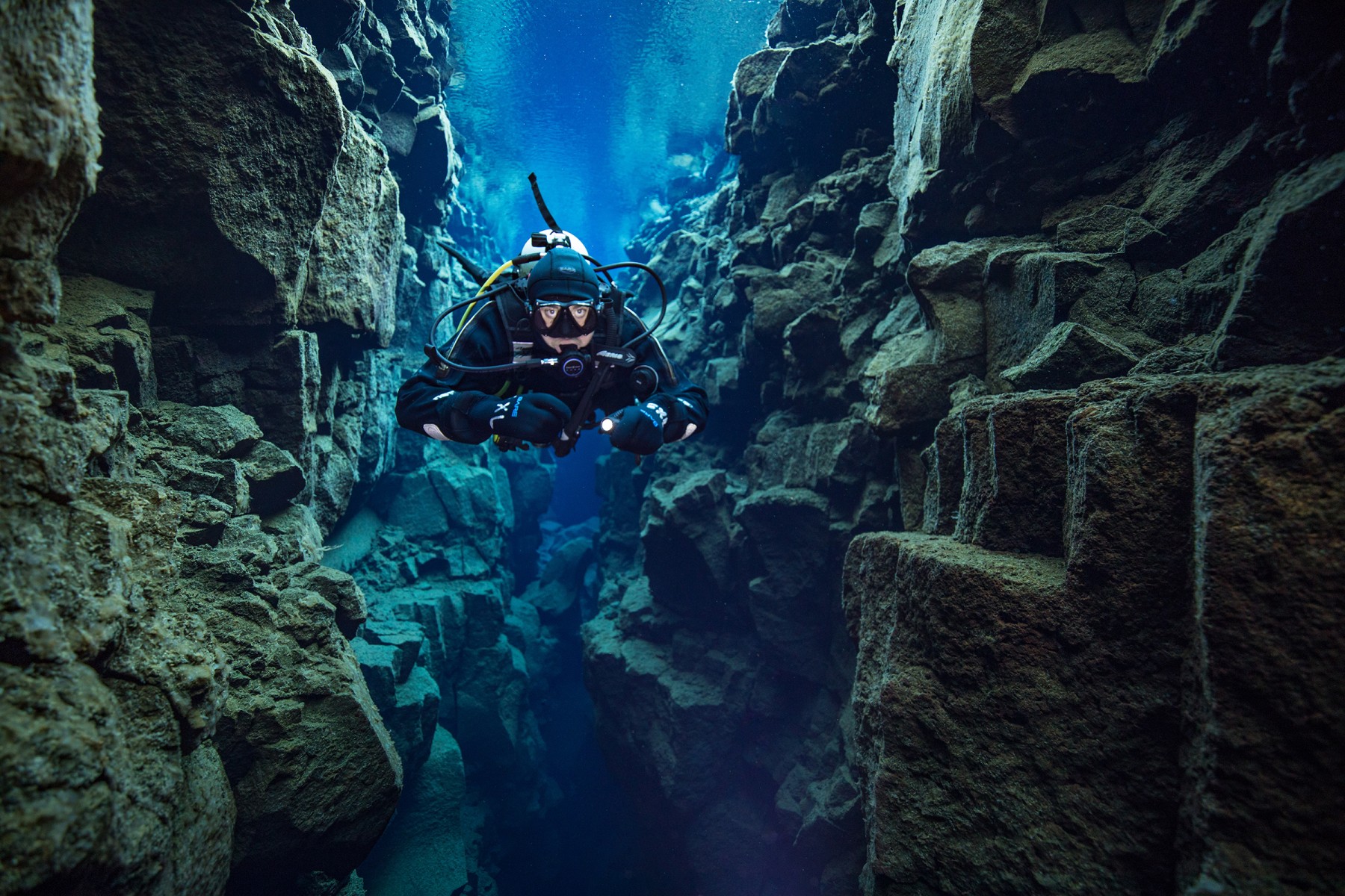 diver-between-continental-plates-silfra-timo-dersch