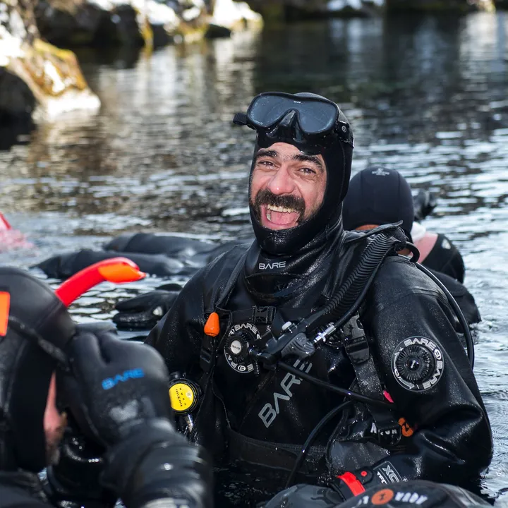 laughing-diver-at-silfra-entrance-dive-is