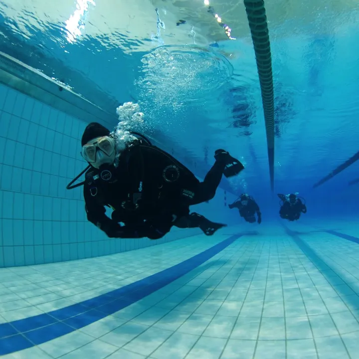 diver-approaching-in-pool