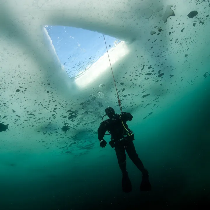 ice-diver-course-dive.is-iceland.jpg