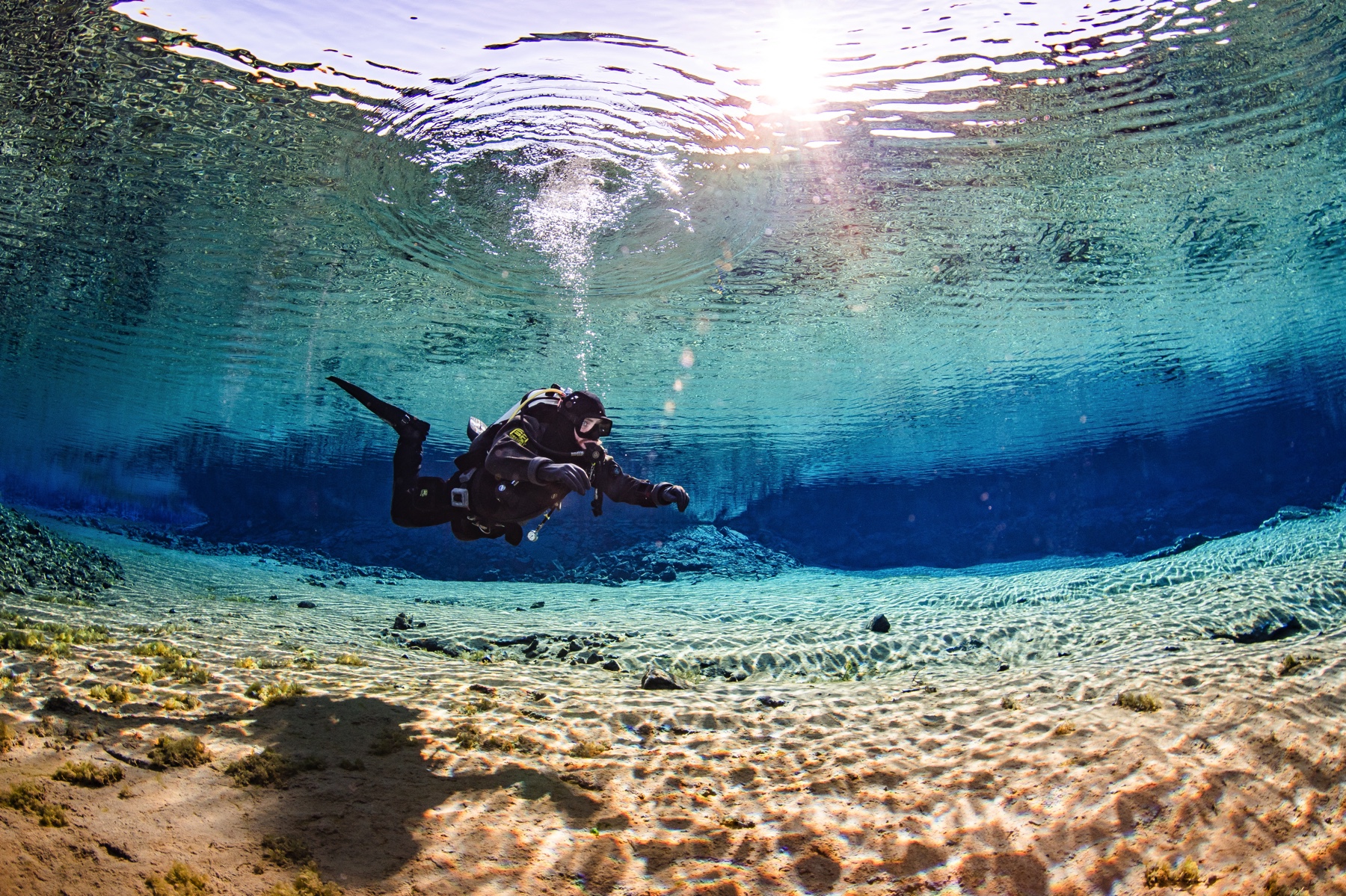 diver-fraser-cameron-flying-in-silfra-lagoon-sunreflections-by-anders-nyberg