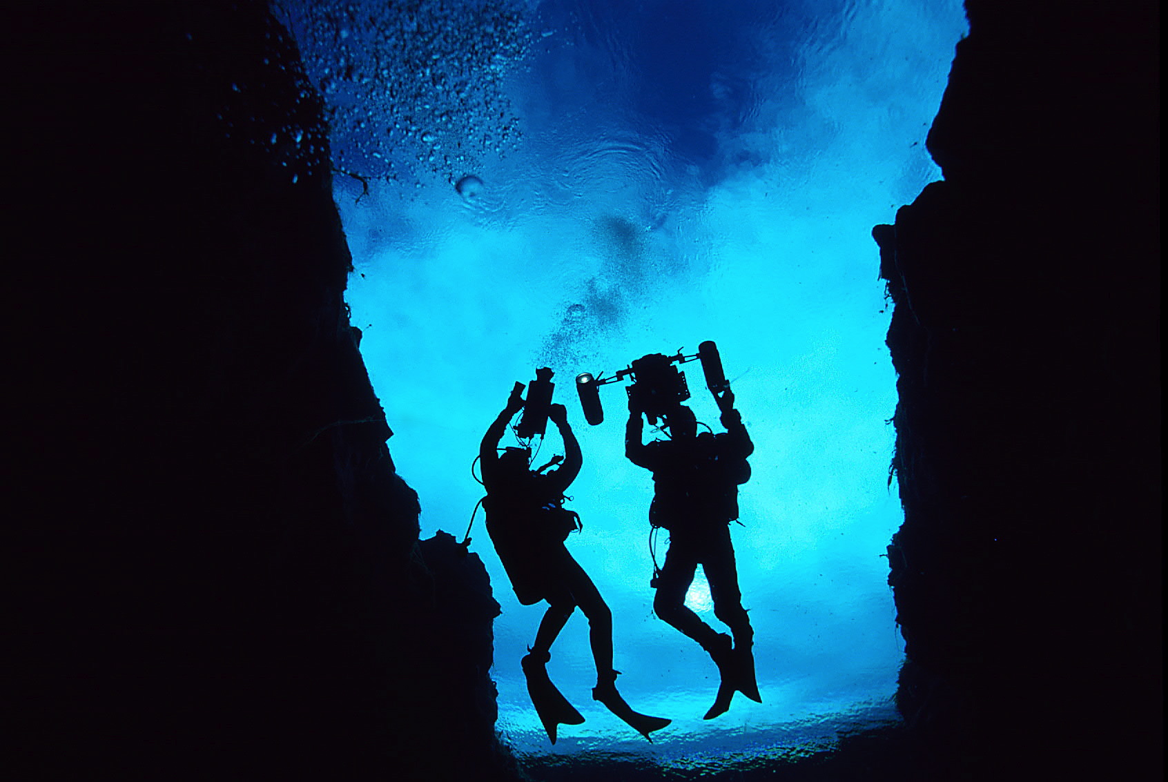 underwater-camera-men-filming-silfra-iceland