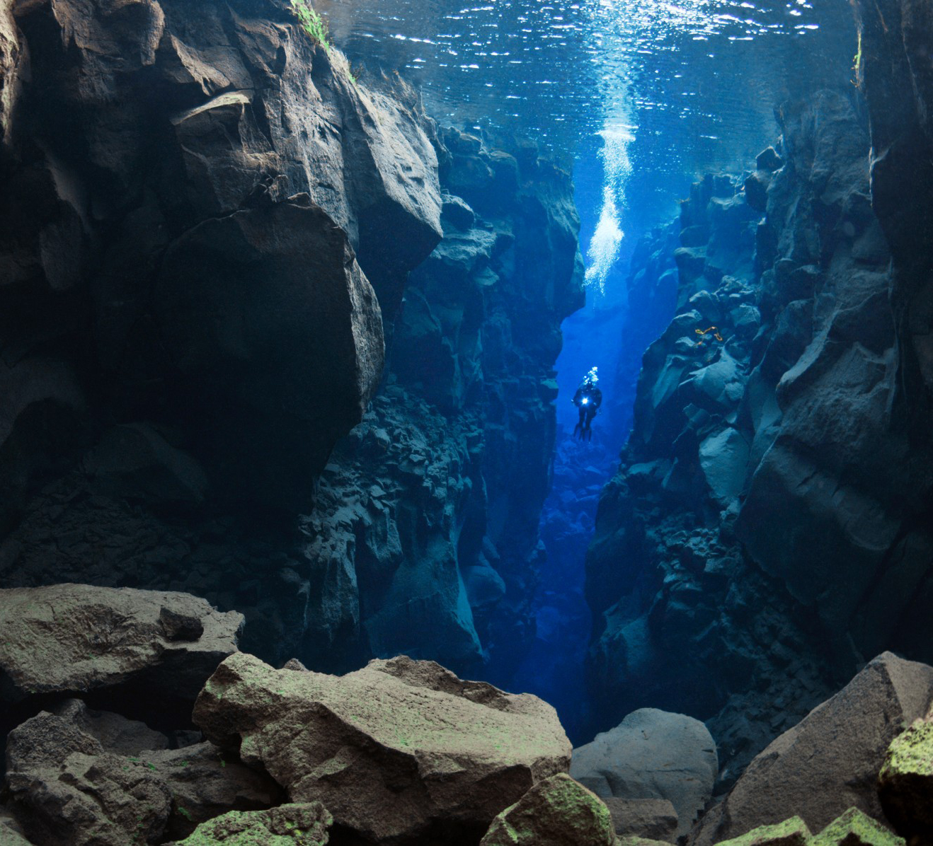 diver-desending-into-silfra-thingvellir-magnus-lundgren