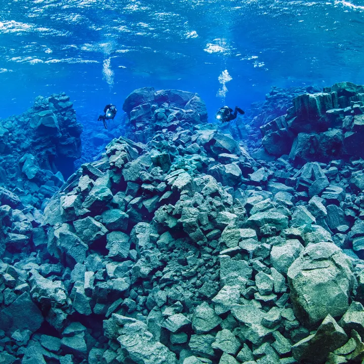 clear-water-and-visibility-in-davidsgja-fissure-iceland.jpg