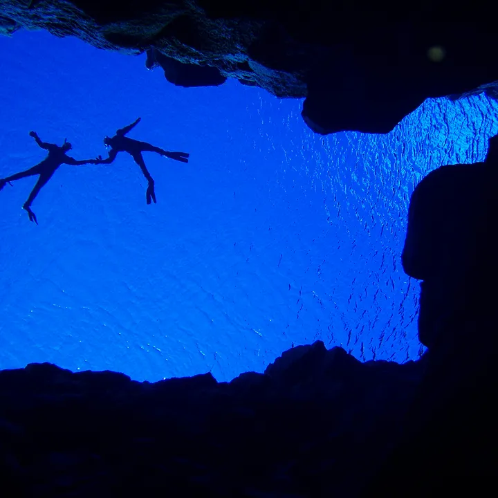 snorkelers_holding_hands_silfra-silhouettes