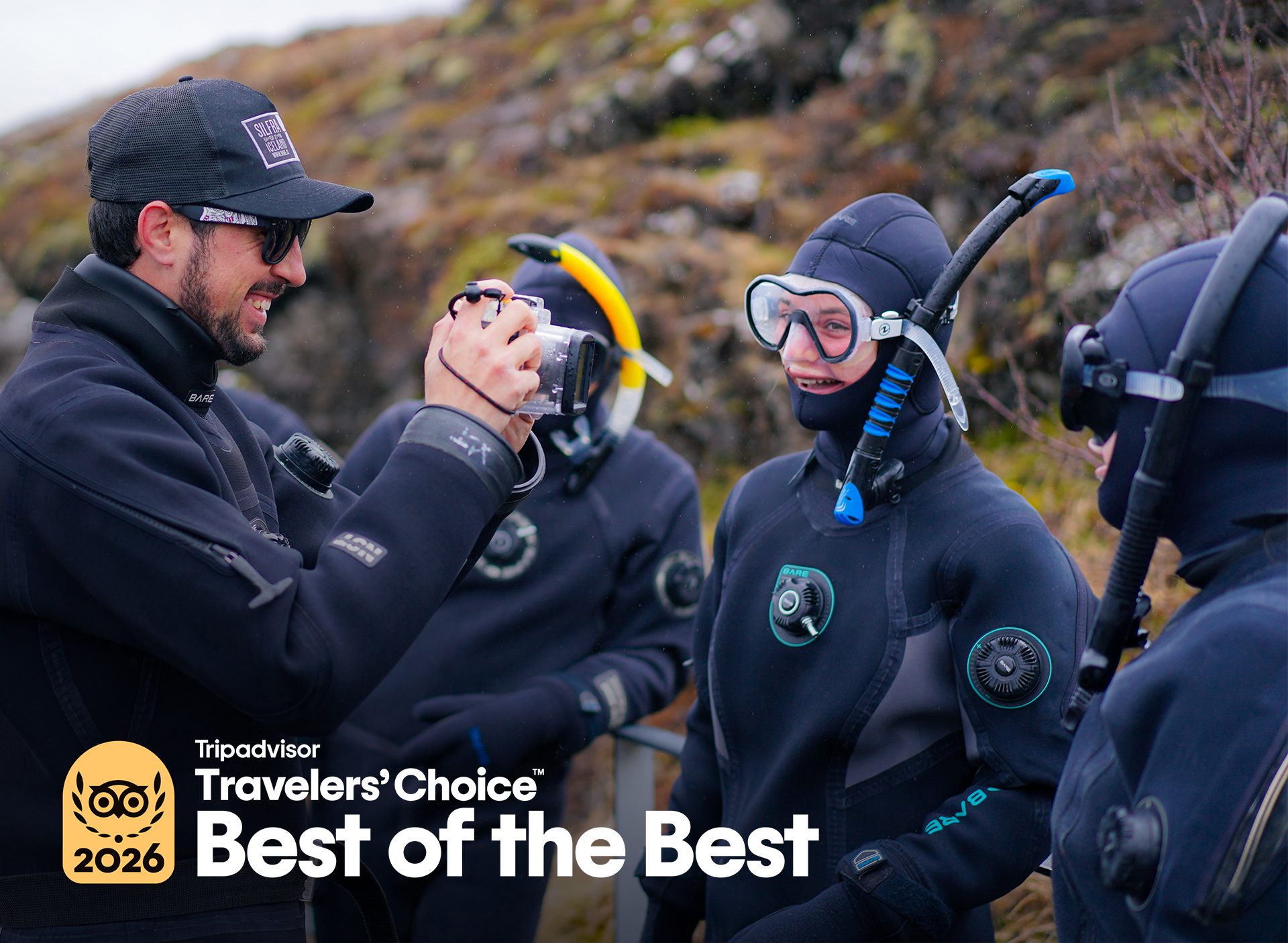 Snorkelers and guide geared up in snorkeling gear for a snorkeling tour at Silfra in Þingvellir