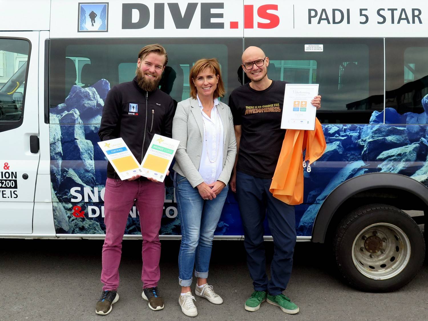 receiving-vakinn-certificate-dive-is General manager Höskuldur Elefsen and director Tobias Klose receiving vakinn certificate for diveis 5-star PADI center