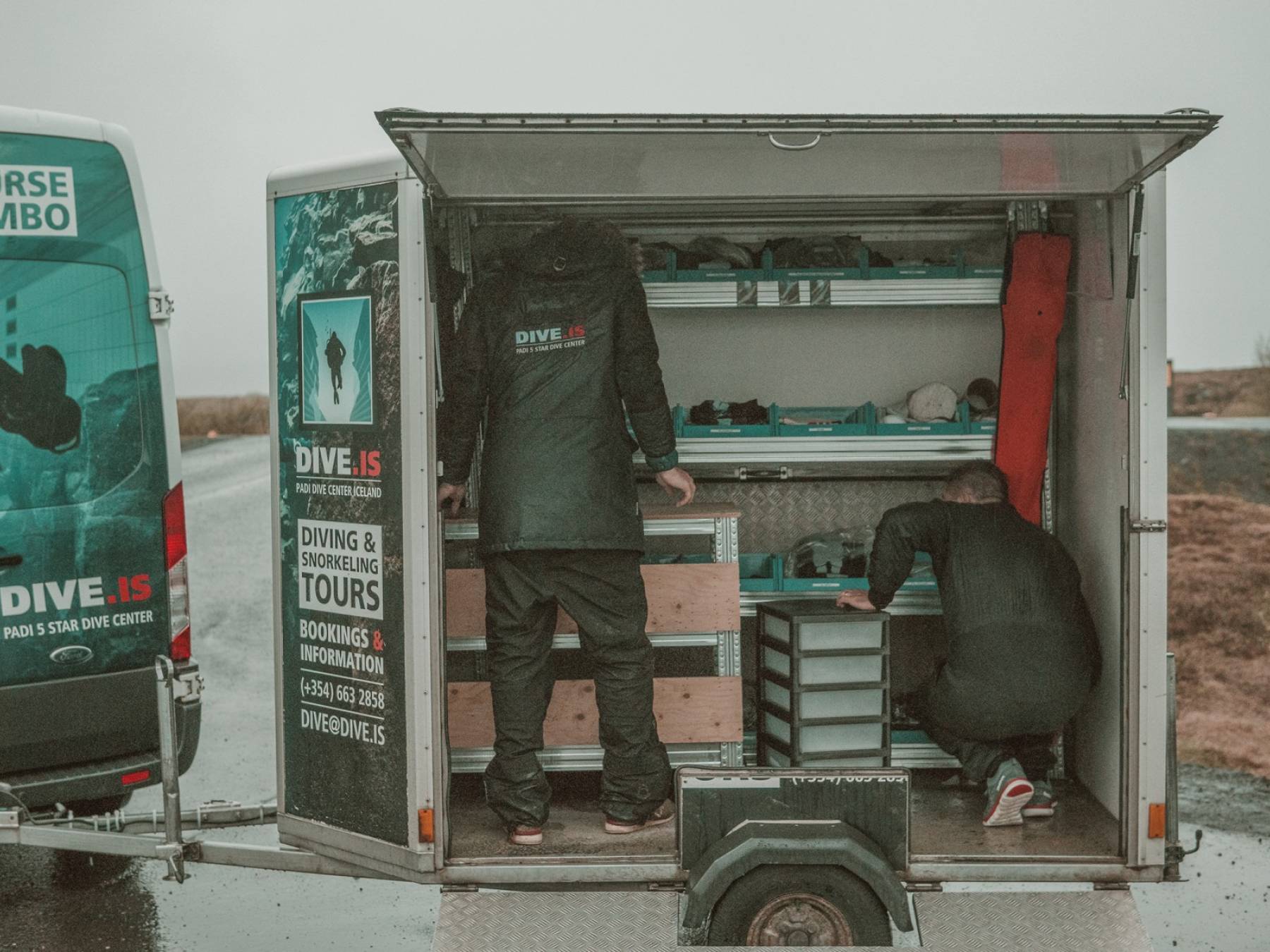 Packing up the DIVE.IS souvenir trailer packing-up-dive-is-souvenir-trailer