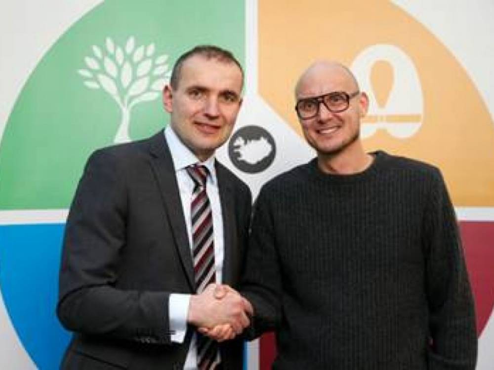DIVE.IS signs responsible tourism in Iceland Owner of DIVE.IS Tobias Klose, shaking hands with the president of Iceland Guðni Th. Jóhannesson