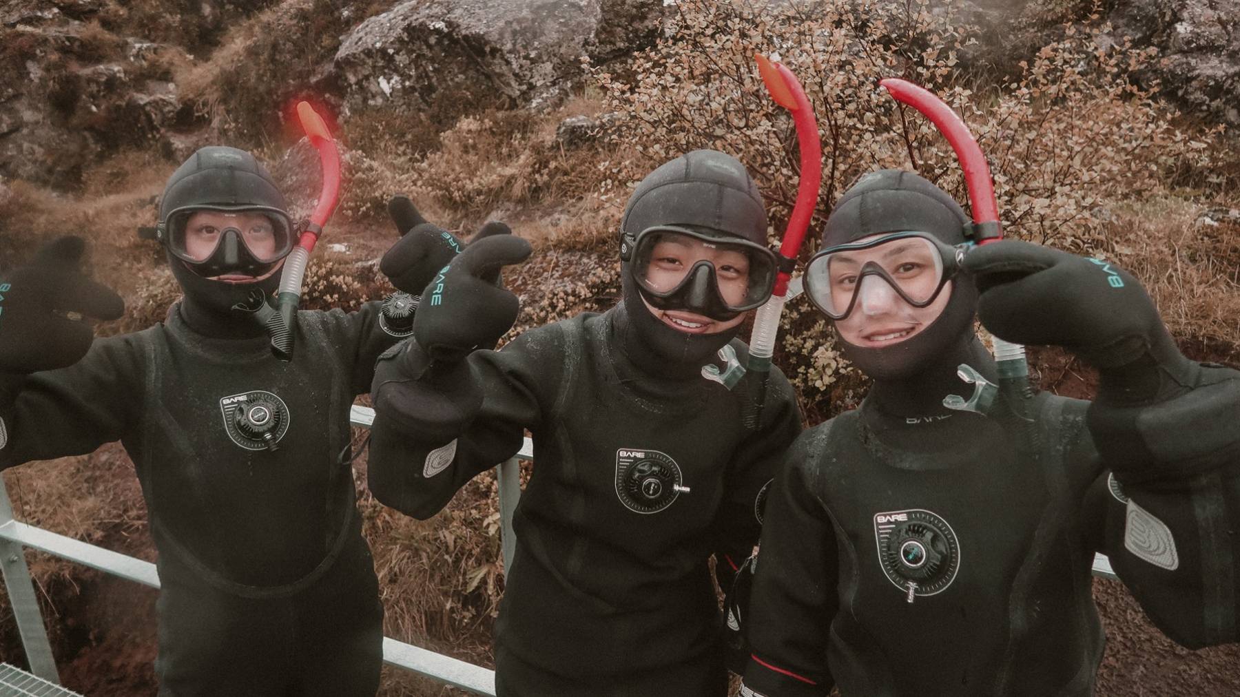 excited-snorkelers-ready-to-enter-silfra-carson