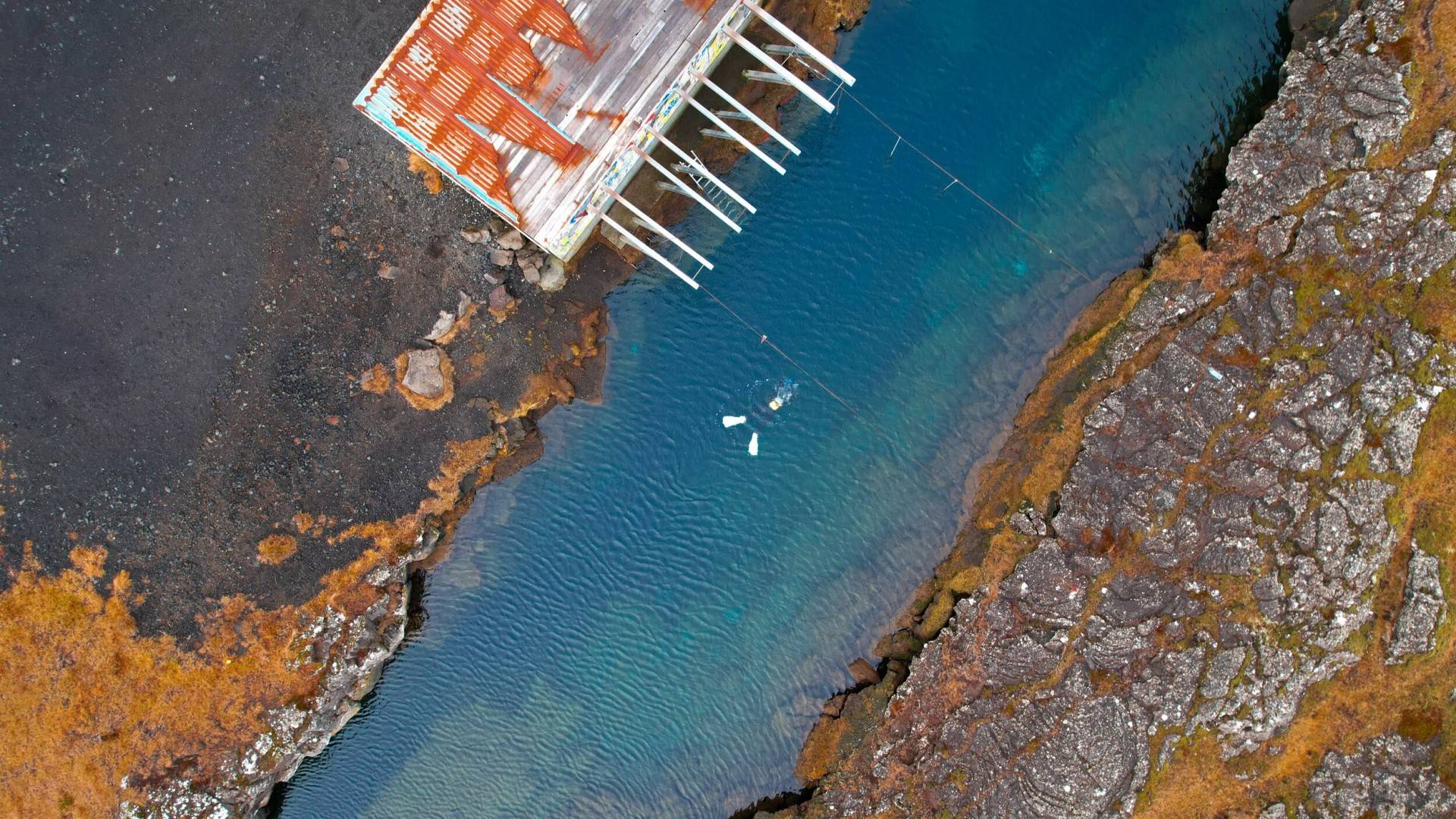 web-large-lava-wreck-dive-diver-in-bjarnagja-from-above.jpg