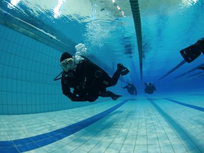 diver-approaching-in-pool-400x300-q80.jpg