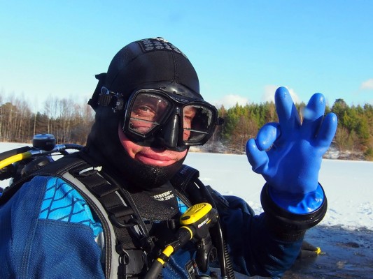 student-on-ice-diver-course-iceland-dive.is-533x400.jpg