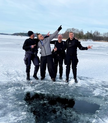 students-on-ice-diving-course-iceland-dive.is-352x400.jpg