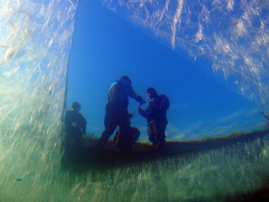 view-from-below-the-ice-on-ice-diver-course-iceland-533x400.jpg