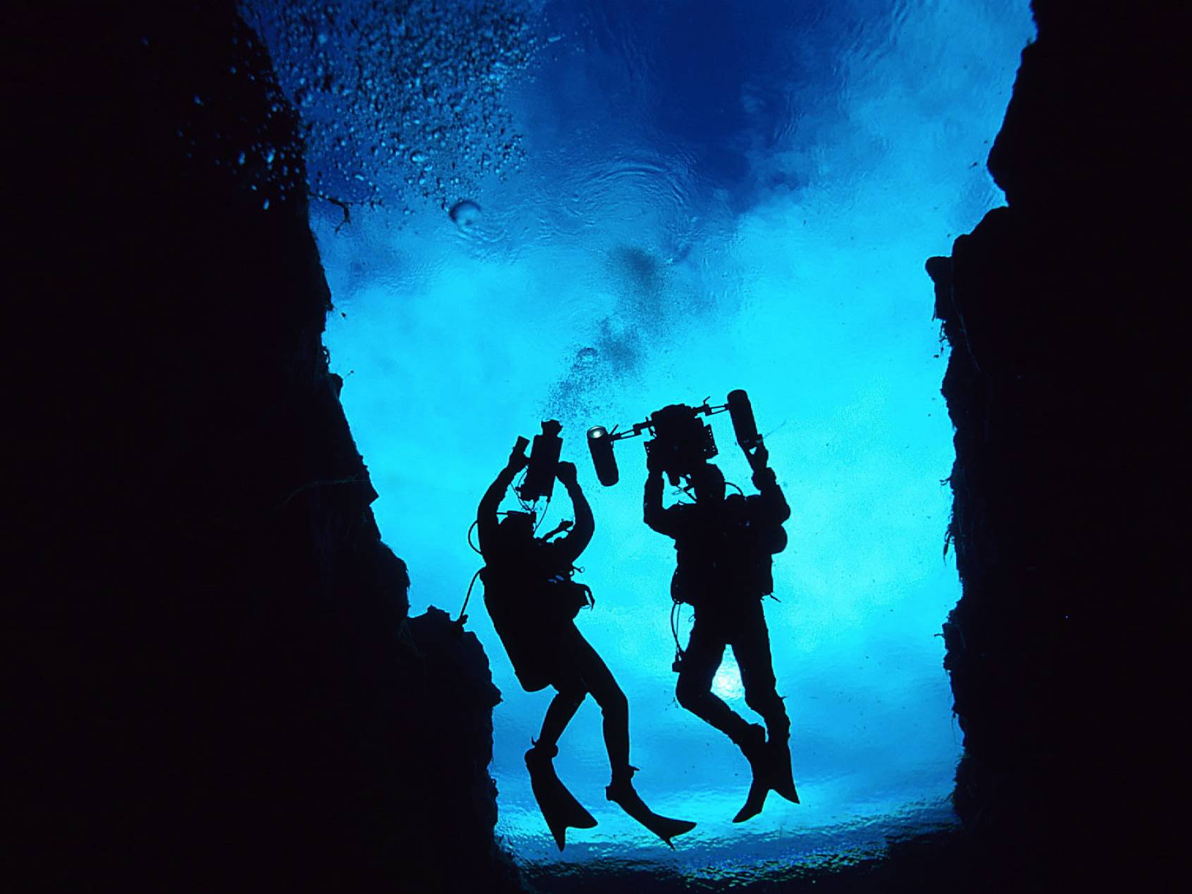 underwater-camera-men-filming-silfra-iceland