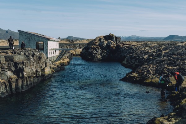 Divers getting ready in Bjarnagjá fissure