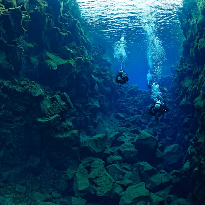 divers-heading-into-silfra-hall-catherdal-wolfgang-polzer-720x720.jpg