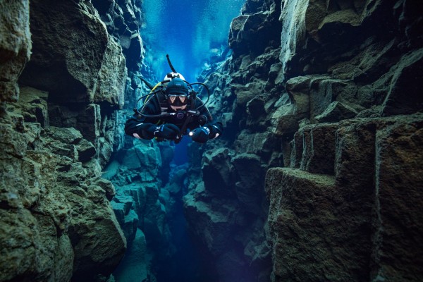 diver-in-the-big-crack-silfra-fissure-iceland-600x400.jpg