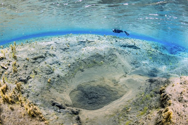 bubbling-sands-on-river-snorkeling-tour-with-dive.is-iceland-600x400.jpg