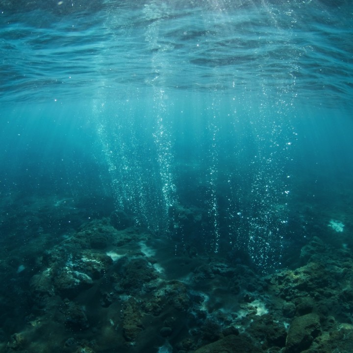 wideangle-light-and-bubbles-in-kleifarvatn-720x720.jpg