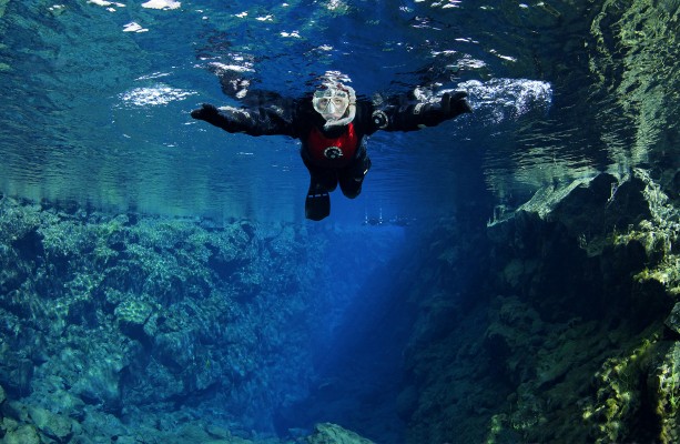 Floating between the continents in Silfra fissure with DIVE.IS