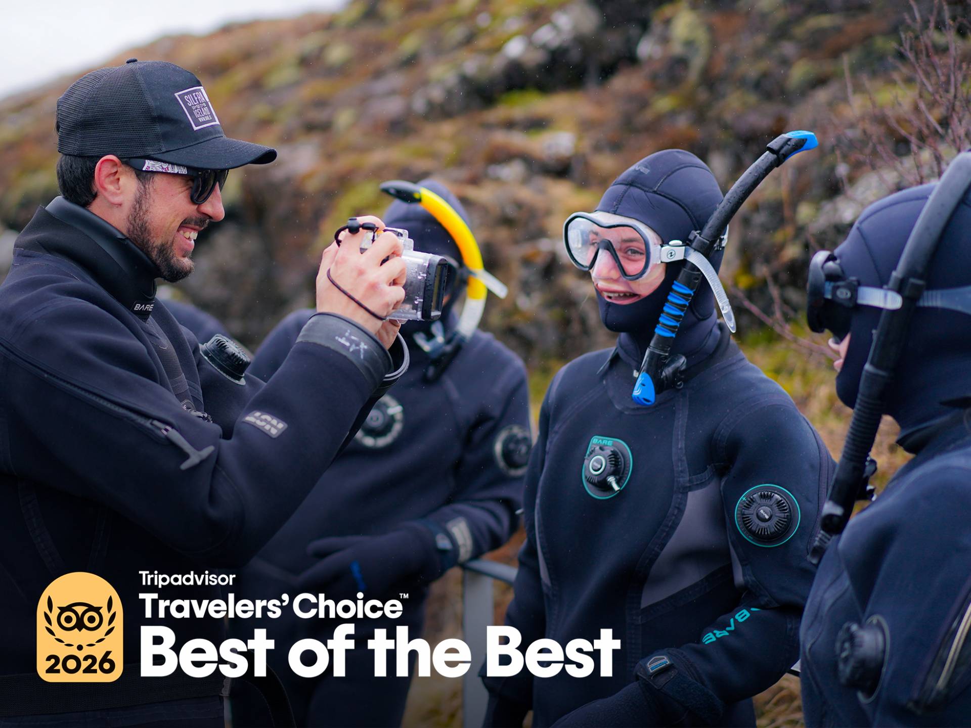Snorkelers and guide geared up in snorkeling gear for a snorkeling tour at Silfra in Þingvellir